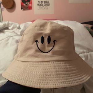 Reversible bucket hat